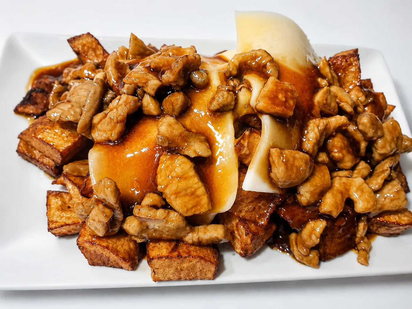 Saltejat de la casa amb salsa i tofu